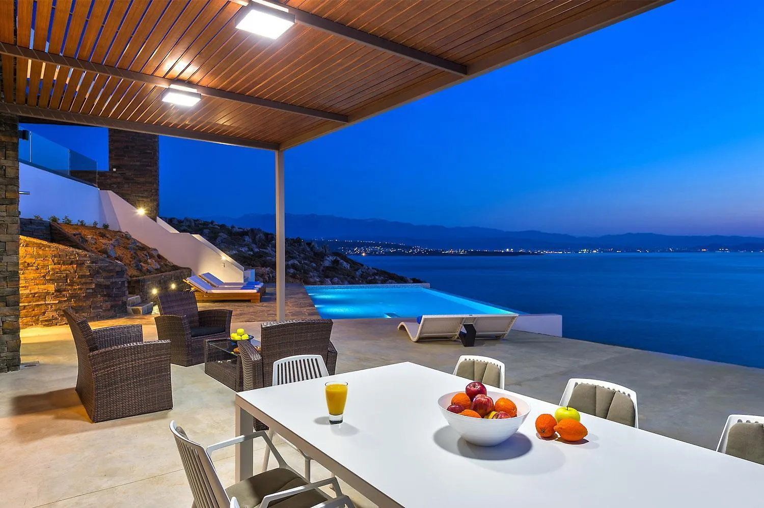 Luxury Seafront Design Villa Akrotiri Tersanas 0*,  Greece